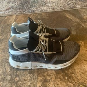 ONCLOUD novas BLACK AND WHITE mens 9 women’s 10.5